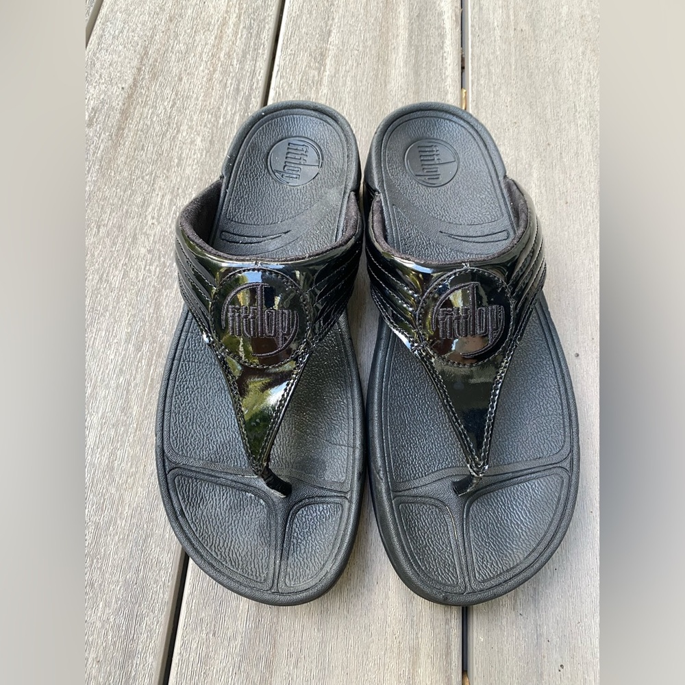 Fitflop Black Slide Wedge Thong Sandals Size 9 
Lacquer material